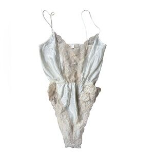 Deadstock Mid 80s/Early 90s Victoria Secret’s Gold Label Light Tan Lace on Whit